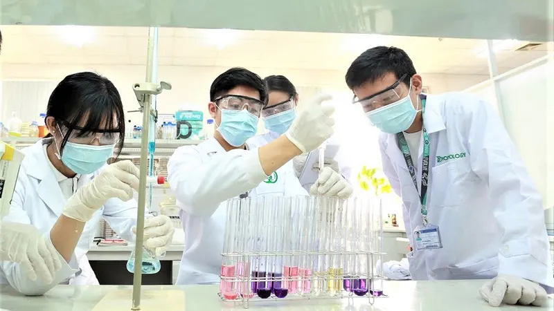 Sinh viên ngành Công nghệ sinh học, Trường ĐH Quốc tế (ĐH Quốc gia TPHCM) trong giờ học thực hành