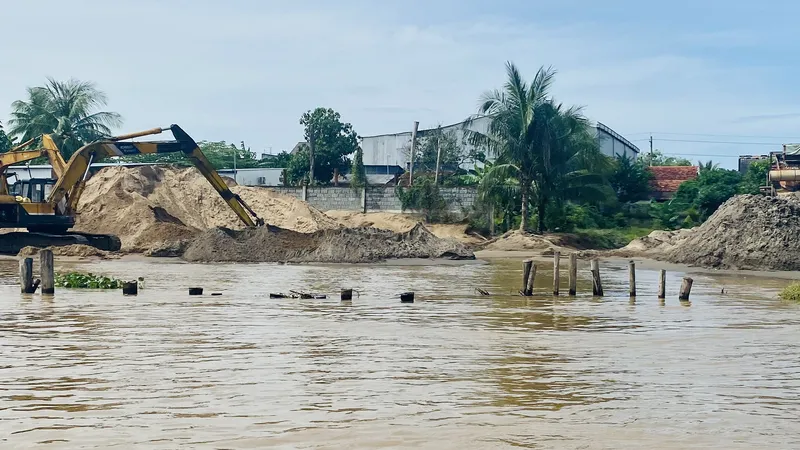 Một điểm khai thác cát nằm ven sông Hậu trên địa bàn An Giang bị sạt lở nghiêm trọng