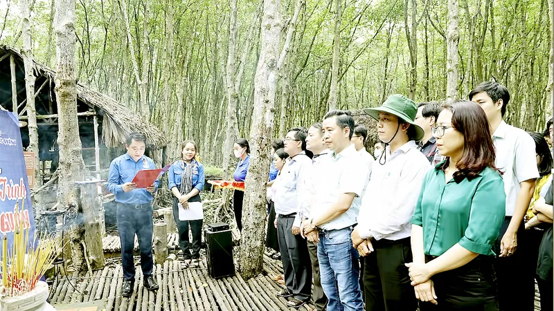 Buổi sinh hoạt ngoại khóa tại Di tích lịch sử chiến khu Rừng Sác Cần Giờ là một trong những hoạt động về nguồn của CLB Tiếp bước quận 7. Ảnh: THU HƯỜNG