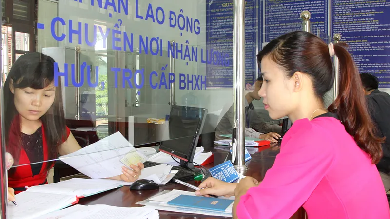 Người dân làm thủ tục bảo hiểm xã hội 