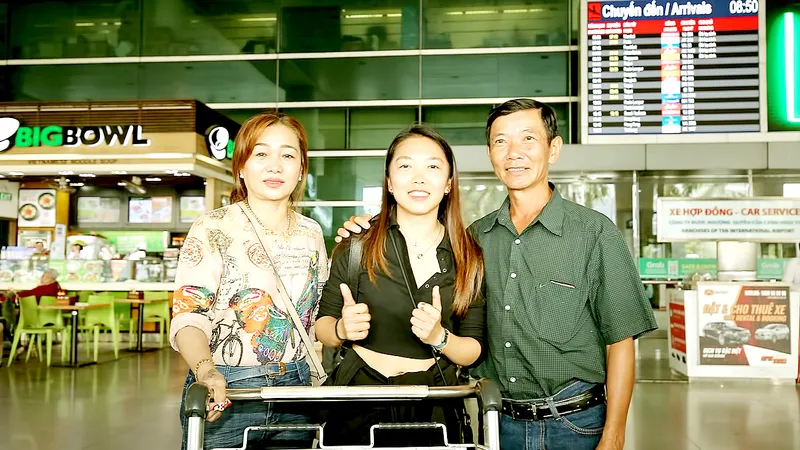 Huỳnh Như rạng rỡ bên cha mẹ trong ngày trở về tham dự gala trao giải Quả bóng vàng Việt Nam 2022. Ảnh: DŨNG PHƯƠNG