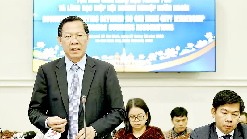 Phó Bí thư Thường trực Thành ủy, Chủ tịch UBND TPHCM Phan Văn Mãi phát biểu tại tọa đàm giữa lãnh đạo thành phố và các hiệp hội doanh nghiệp nước ngoài. Ảnh: HOÀNG HÙNG