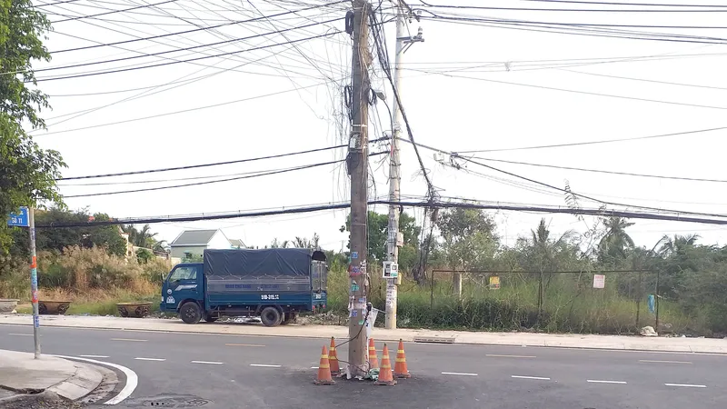 Thêm 1 cột điện đứng giữa đường 