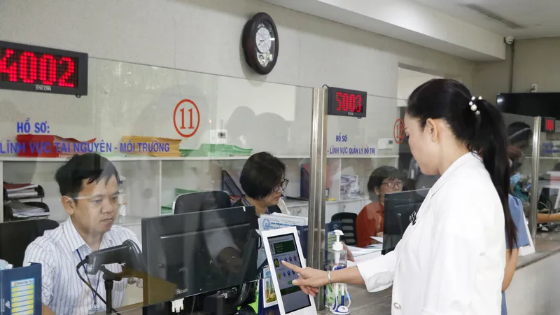 Người dân đánh giá mức độ hài lòng với công chức, viên chức bộ phận một cửa tại quận 12, TPHCM