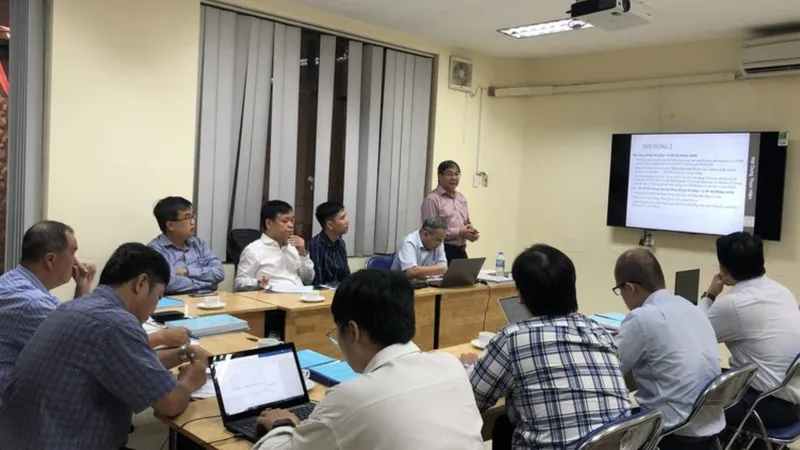 TS Tân Hạnh và nhóm nghiên cứu báo cáo kết quả triển khai đề tài “Mạng băng rộng cho thành phố thông minh” trước Hội đồng tư vấn nghiệm thu nhiệm vụ KH-CN