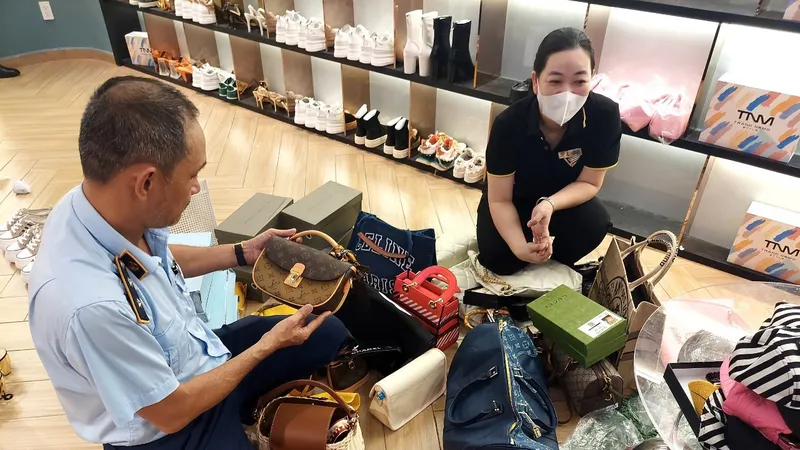 Quản lý thị trường kiểm tra hàng hóa tại một cửa hàng trên địa bàn TPHCM