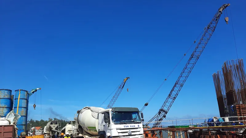 Dự án tuyến đường bộ ven biển và cầu qua cửa Thuận An tại thôn Thái Dương Hạ Nam (xã Hải Dương, TP Huế) đang được đẩy nhanh tiến độ thi công. Ảnh: VĂN THẮNG