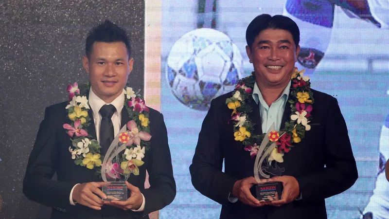 Cựu danh thủ Trần Minh Chiến (phải) được tôn vinh tại Giải thưởng Quả bóng vàng Việt Nam