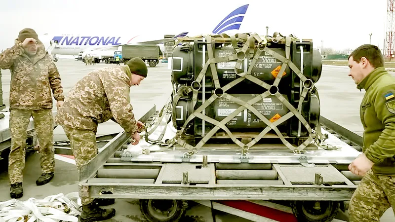 Quân đội Ukraine tiếp nhận vũ khí viện trợ từ Mỹ. Ảnh: AP