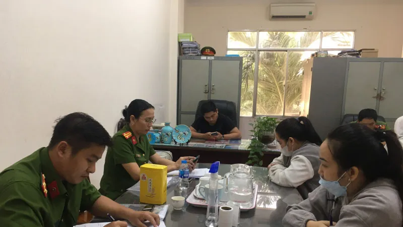 Công an làm việc với các đối tượng trong băng nhóm đòi nợ thuê