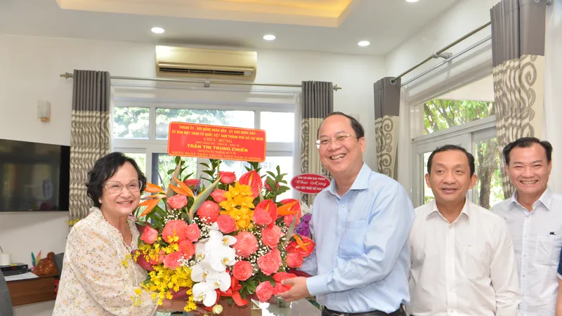 Phó Bí thư Thành uỷ TPHCM Nguyễn Hồ Hải tặng hoa chúc mừng, thăm hỏi Thầy thuốc nhân dân PGS.TS.BS Trần Thị Trung Chiến. Ảnh: CAO THĂNG