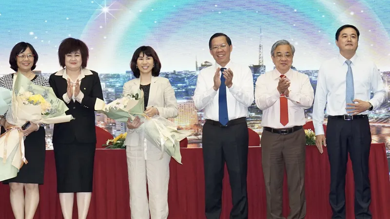 Chủ tịch UBND TPHCM Phan Văn Mãi chúc mừng các doanh nghiệp và ngân hàng ở lễ ký kết hợp đồng tín dụng tại Hội nghị đối thoại ngân hàng- doanh nghiệp vào ngày 28-2. Ảnh: HOÀNG HÙNG