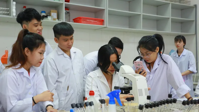 Sinh viên Trường ĐH Quốc tế (ĐH Quốc gia TPHCM) trong giờ thực hành