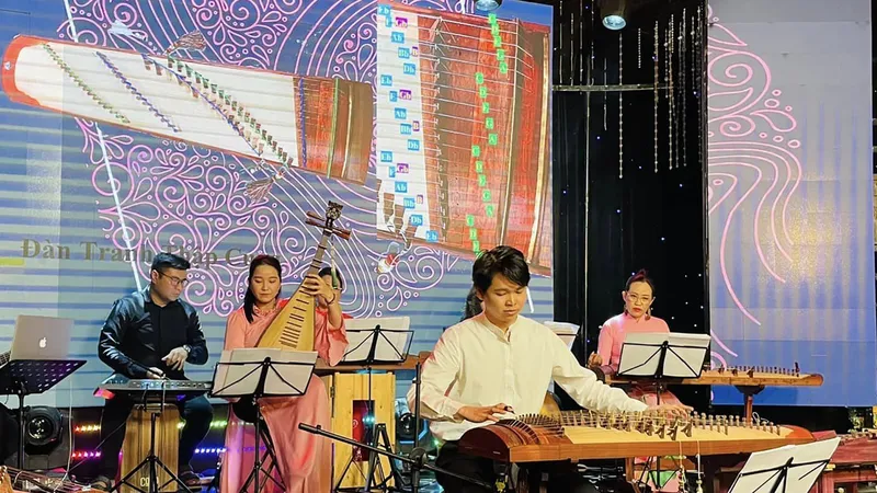Bạn trẻ say mê với âm nhạc truyền thống của dân tộc