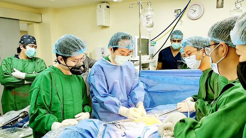Bác sĩ Nguyễn Phú Hữu (thứ 3 từ trái sang) đang hướng dẫn đặt các trocar cho các bác sĩ Philippines