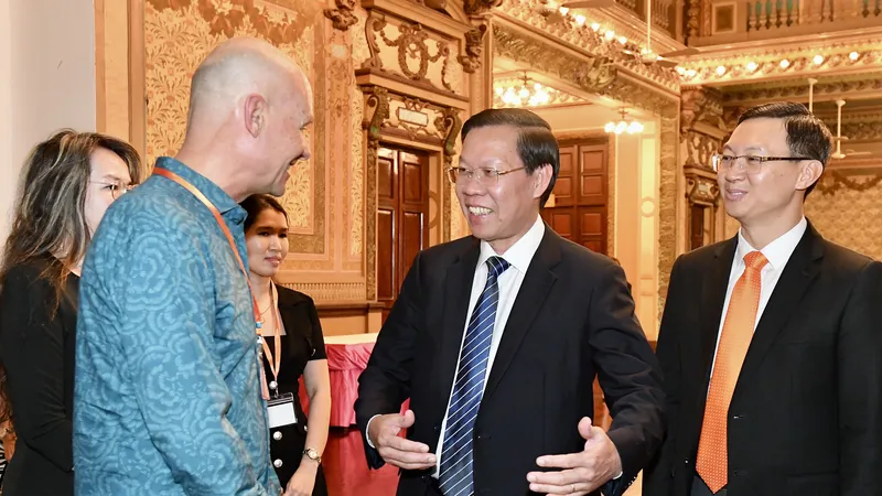 Chủ tịch UBND TPHCM Phan Văn Mãi trao đổi với Đại sứ Hà Lan Kees Van Barr tại tọa đàm bàn tròn. Ảnh: VIỆT DŨNG
