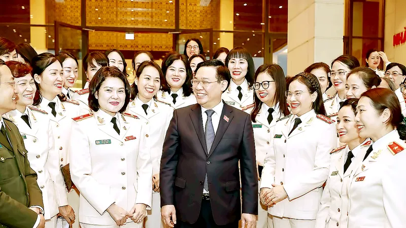 Chủ tịch Quốc hội Vương Đình Huệ gặp mặt đoàn đại biểu phụ nữ Công an nhân dân nhân dịp kỷ niệm 40 năm Ngày thành lập Hội phụ nữ Bộ Công an