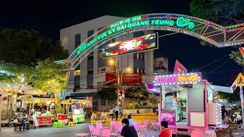 Phố đi bộ Kỳ đài Quang Trung (quận 10, TPHCM) vắng khách, dù khu vực ăn uống được bố trí thông thoáng. Ảnh: DŨNG PHƯƠNG