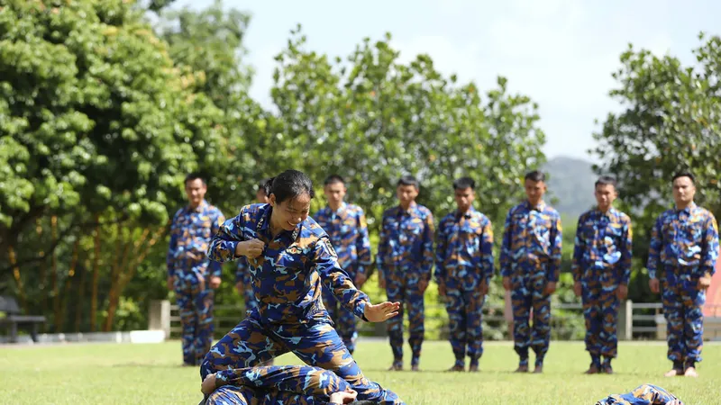 Đại úy Phạm Thị Hà trong bài luyện tập võ chiến đấu đối kháng. Ảnh: QUANG PHÚC