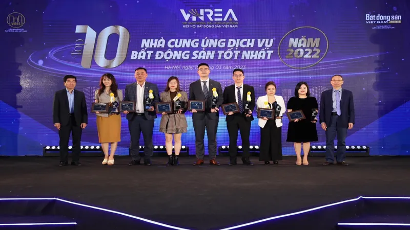 Bà Nguyễn Thị Thu Quỳnh, Phó Giám đốc Trung tâm nghiên cứu và quản lý sản phẩm Công ty Cổ phần Tập đoàn Meey Land nhận giải thưởng tại Lễ vinh danh (đứng thứ ba từ phải sang)