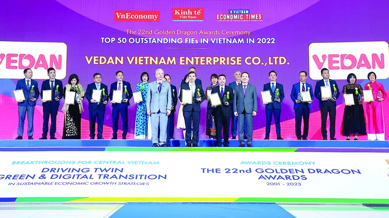 Đại diện của Công ty CPHH Vedan Việt Nam (đứng giữa) nhận giải thưởng Rồng Vàng
