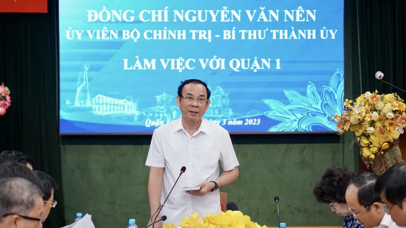 Bí thư Thành ủy TPHCM Nguyễn Văn Nên phát biểu kết luận buổi làm việc với Ban Thường vụ Quận ủy quận 1 về chỉnh trang đô thị, vệ sinh môi trường trên địa bàn. Ảnh: HOÀNG HÙNG