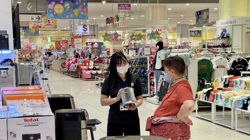 Người dân tìm hiểu sản phẩm đồ dùng gia đình ở một siêu thị tại TPHCM. Ảnh: HOÀNG HÙNG