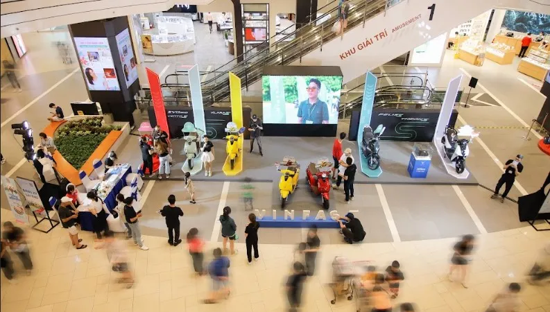 Hàng nghìn người đổ về TTTM Aeon Mall Bình Dương và Aeon Mall Bình Tân, TPHCM để trải nghiệm xe máy điện xe máy điện thông minh của VinFast