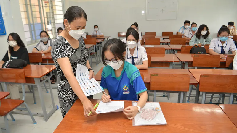 Thí sinh thi tốt nghiệp THPT năm 2022 tại điểm thi Trường THPT An Nghĩa, huyện Cần Giờ, TPHCM. Ảnh: CAO THĂNG