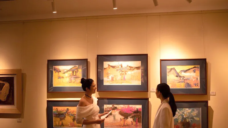 Khách tham quan triển lãm Tay níu thời gian