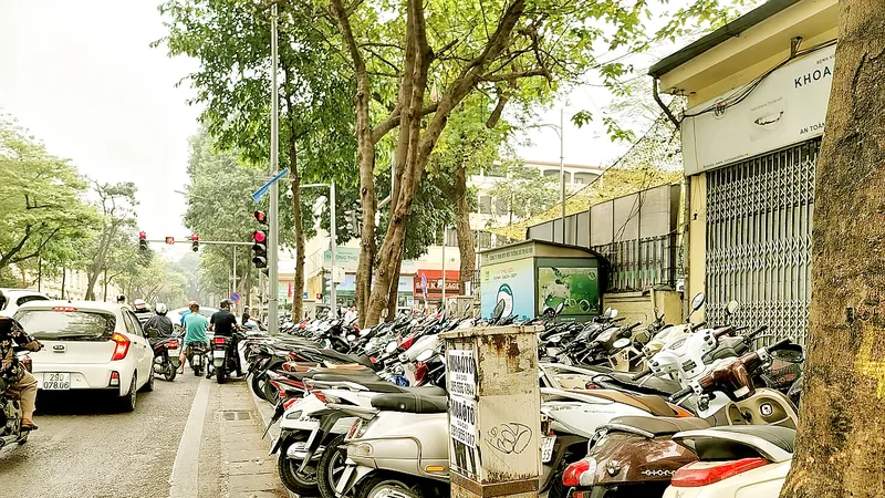 Một đoạn vỉa hè phố Quang Trung (TP Hà Nội) bị chiếm dụng làm nơi giữ xe. Ảnh: QUANG PHÚC