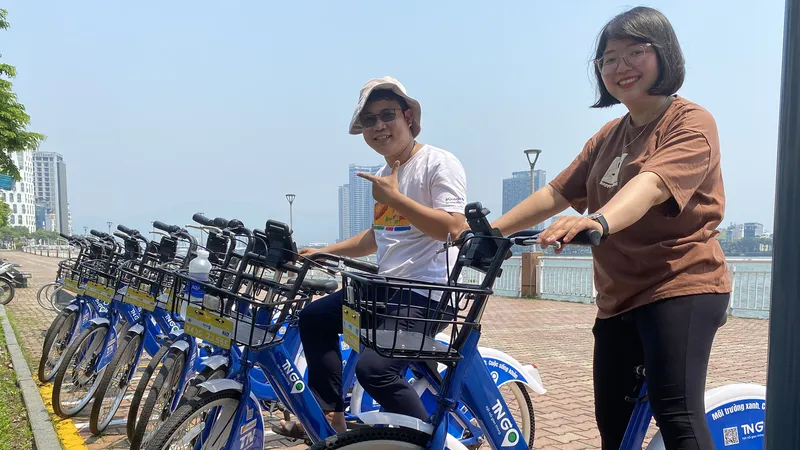 Du khách trải nghiệm xe đạp cộng đồng ở TP Đà Nẵng