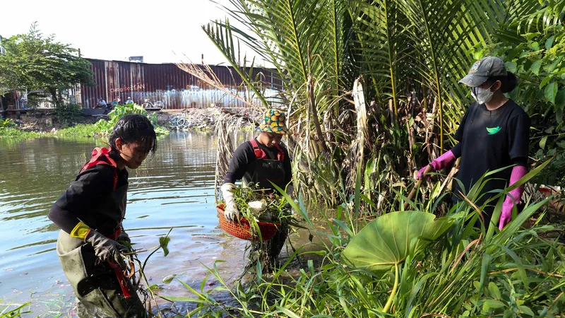 Nhóm hoạt động vì môi trường Sài Gòn Xanh cải tạo cảnh quan Rạch Lăng 2 (quận Bình Thạnh, TPHCM)