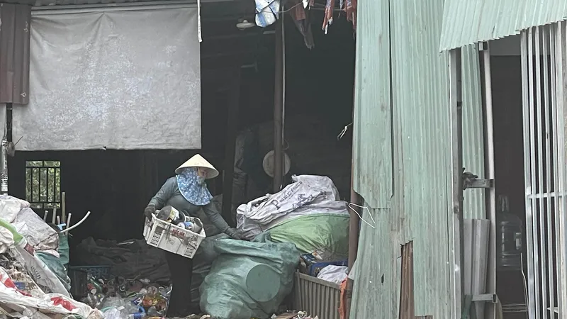 Một cở sở thu mua phế liệu ở quận 12 