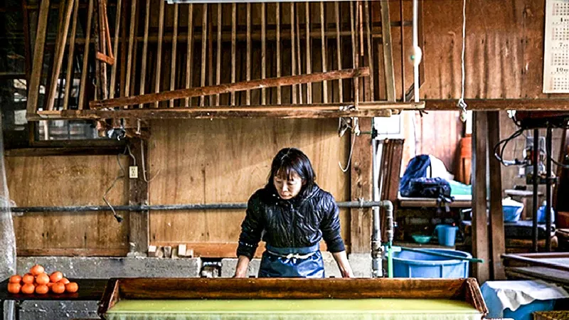 Nghệ nhân Masumi Igarashi sản xuất giấy washi