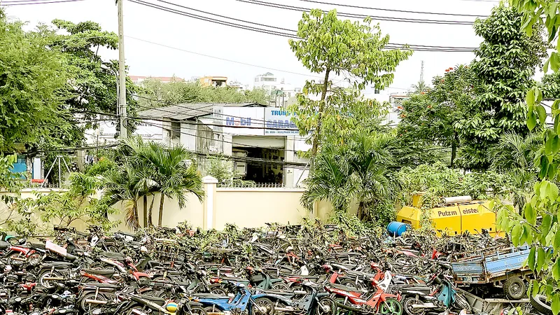 Một bãi giữ phương tiện vi phạm của Công an quận 8, TPHCM