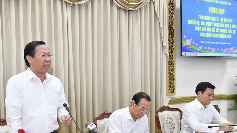 Chủ tịch UBND TPHCM Phan Văn Mãi phát biểu tại phiên họp về tình hình kinh tế - xã hội quý 1 và nhiệm vụ, giải pháp quý 2 năm 2023. Ảnh: VIỆT DŨNG