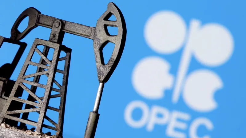 OPEC+ bất ngờ giảm sản lượng, giá dầu tăng 