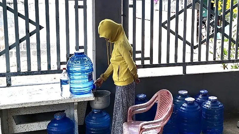Người dân xã Phan Hòa phải mua nước đóng bình về sử dụng