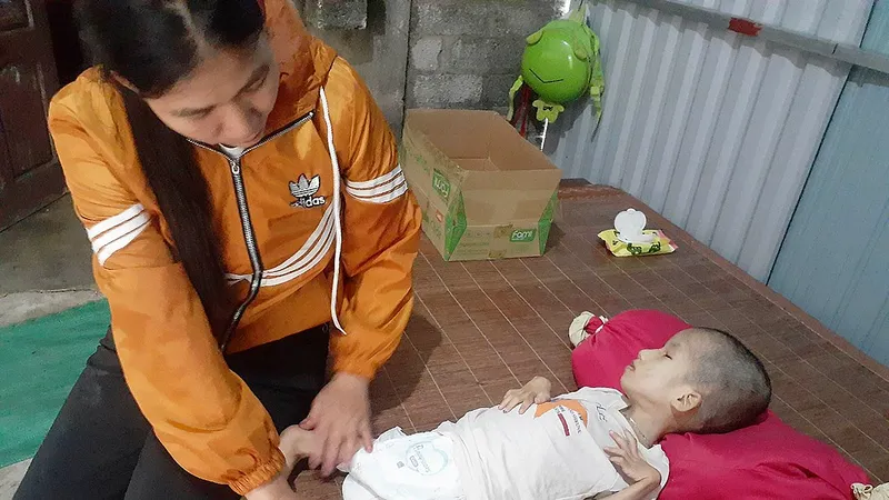 Vợ chồng nghèo có con bị mù và bại não 