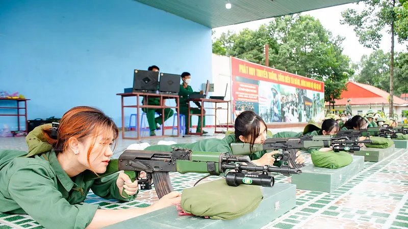 Sinh viên Trường Đại học Y Dược TPHCM kiểm tra bắn ảo súng tiểu liên AK tại Trung tâm Giáo dục quốc phòng - an ninh, Trường Quân sự Quân khu 7 