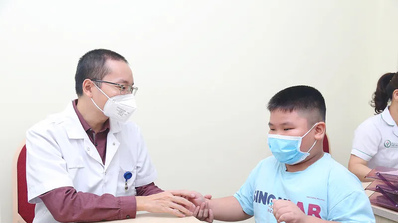 Thăm khám cho bệnh nhi thừa cân, béo phì tại Bệnh viện Việt Đức. Ảnh: VIẾT CHUNG 