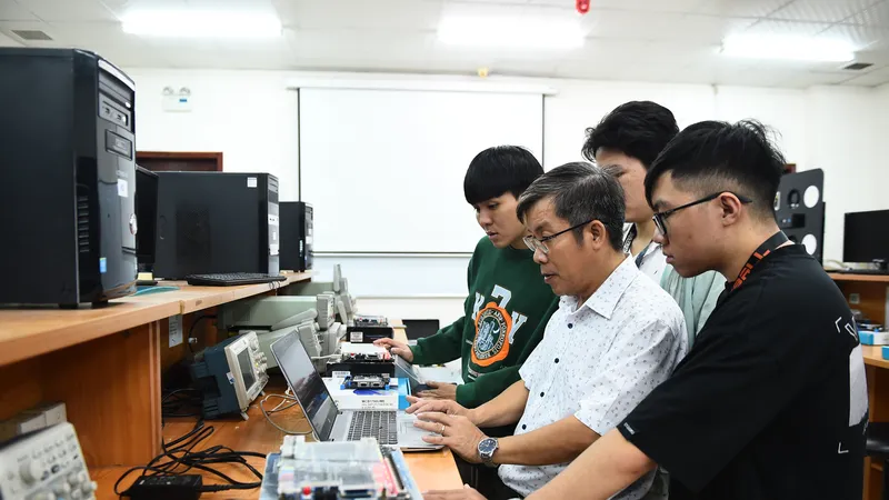 Sinh viên ngành Điện tử viễn thông Trường ĐH Quốc tế trong giờ thực hành