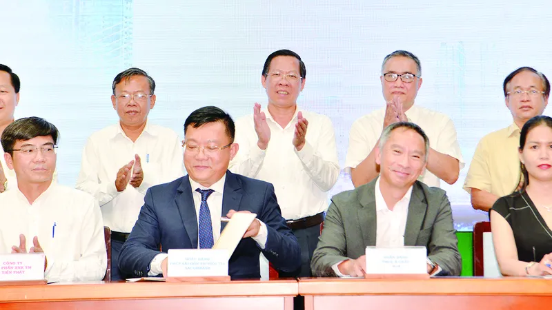 Chủ tịch UBND TPHCM Phan Văn Mãi và lãnh đạo TP Thủ Đức dự hội nghị kết nối ngân hàng - doanh nghiệp năm 2023. Ảnh: CAO THĂNG