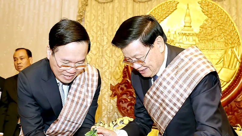 Chủ tịch nước Võ Văn Thưởng và Tổng Bí thư, Chủ tịch nước Lào Thongloun Sisoulith tại lễ buộc chỉ cổ tay cầu may nhân dịp Tết cổ truyền Bun Pi May của Lào, ngày 10-4