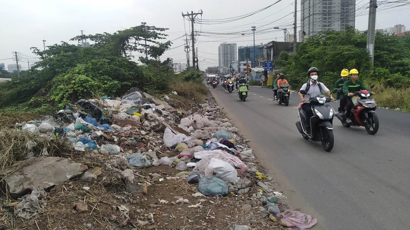 Nhiều tuyến đường ở TPHCM đang bị “bức tử” bởi nạn xả rác bừa bãi