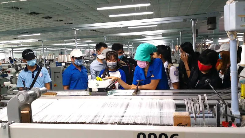 Sinh viên Trường Cao đẳng Công thương TPHCM trong giờ thực hành dệt may