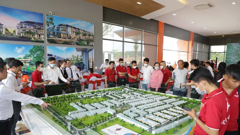 Khách hàng tham quan Richland Residence, dự án đang có chương trình ưu đãi hấp dẫn bậc nhất tại Bình Dương