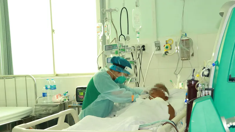 Bệnh nhân mắc Covid-19 nặng đang điều trị tại Bệnh viện Chợ Rẫy. (Ảnh chụp ngày 26-4)
