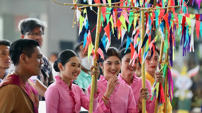 Tình nguyện viên nước chủ nhà đón các đoàn thể thao tham dự SEA Games 32